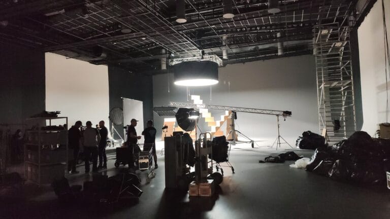 Set de rodagem montado no Estúdio 4 da Show Reel, com grua e iluminação de cinema