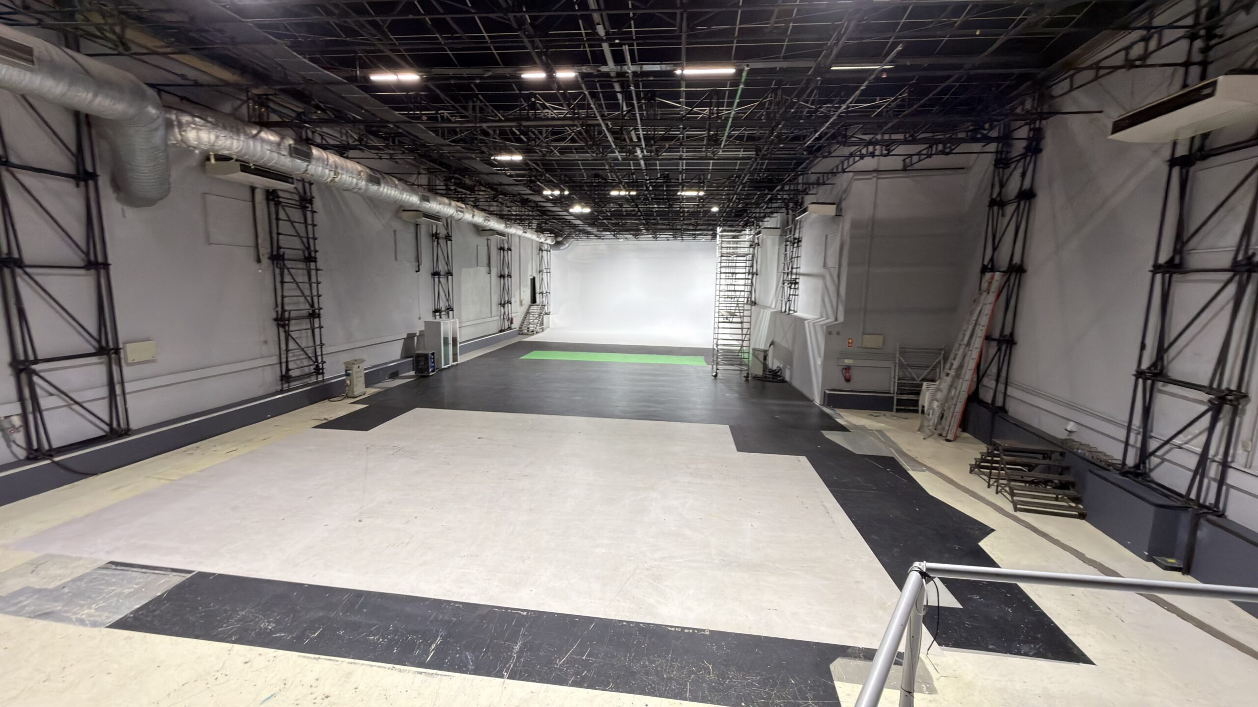 Show Reel Studio 3 — film studio with cyclorama in Lisbon