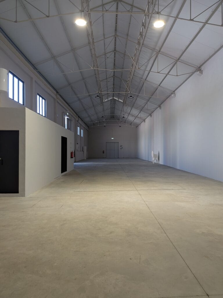 Interior of the Show Reel warehouse, a large unobstructed space with a 5.6 m ceiling height, in Lisbon