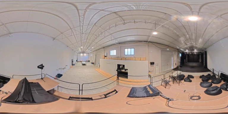 360° view of the Show Reel warehouse, a 450 m² space with vehicle access gates in Lisbon